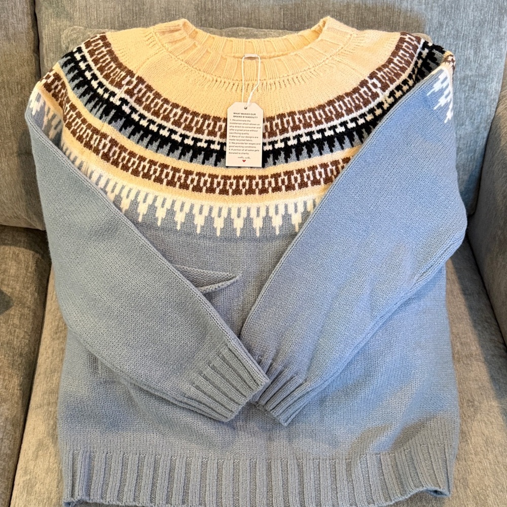 Brand new sweater in Large. Never worn! Too thick for Florida but great sweater!